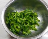 Foto langkah ke 4 dari resep Tumis Pare Cumi Asin.