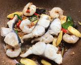 รูปขั้นตอนการทำที่ 3 ของ ผัดฉ่าปลาอินทรีกับกุ้ง