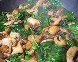 Foto del paso 3 de la receta: Ñoquis al pesto rojo con pechuga de pollo marinada en salsa de champiñones con espinacas