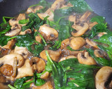Foto del paso 3 de la receta: Ñoquis al pesto rojo con pechuga de pollo marinada en salsa de champiñones con espinacas