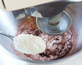 Foto del paso 3 de la receta: Cupcakes de chocolate rellenos con mermelada de fresa