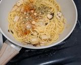 Foto langkah ke 3 dari resep Spaghetti Aglio Olio with King Oyster Mushroom.