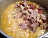 Foto del paso 4 de la receta: Caraotas o alubias blancas con oreja y jamón