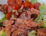 Foto del paso 5 de la receta: Ensalada tibia con salmón ahumado, dátiles, cherry y mezclum