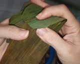 Foto langkah ke 5 dari resep Bakcang (cara melipat daun) 4/4.