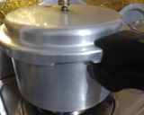 A picture of step 1 of Aloo ghost gravy.