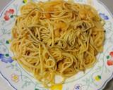 Foto del paso 4 de la receta: Espaguetis con Gulas y Gambas