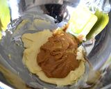 Une image de l'étape 2 de Cookies Beurre de Cacahuète et Pralin.
