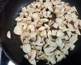 Foto del paso 2 de la receta: Quiche de setas y cebolla caramelizada sin hojaldre
