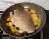Foto del passaggio 3 della ricetta Filetto di trota salmonata con pomodorini e olive taggiasche