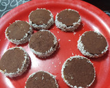 Foto del paso 3 de la receta: Mini alfajores light de algarroba y maicena
