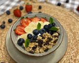 Foto del paso 2 de la receta: Bowl de yogur con fruta y granola