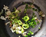 A picture of step 3 of Hot and sour vegetable soup.