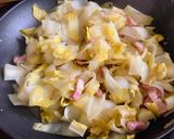 Hình bước làm 3 của món Diếp Quăn Trắng Endive Xào Lardon & Phô Mai Xanh Gogonzola