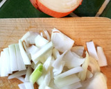 Foto del paso 2 de la receta: Alcachofas con guisantes y jamón 🫛