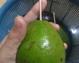 Foto langkah ke 3 dari resep Tips mematangkan alpukat dengan tusuk gigi.