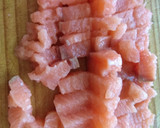 Foto del paso 1 de la receta: Tartar de salmón con guacamole destructurado y arroz