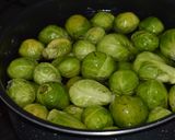 Foto del paso 1 de la receta: Bruselas en salsa de Labne