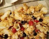 Foto del passaggio 3 della ricetta Insalata calda di baccalà pomodorini olive nere capperi