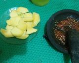 Foto langkah ke 4 dari resep Rujak Mangga Uleg Pedas.