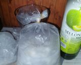 Foto langkah ke 1 dari resep Es Kelapa Syrup Melon.