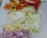 Foto langkah ke 1 dari resep Telur ceplok saus tiram kecap simpel.
