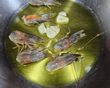 Foto del paso 2 de la receta: Judías, langostinos y merluza