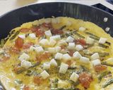 Foto del paso 5 de la receta: Tortilla de espárragos, tomatitos y queso semicurado de cabra