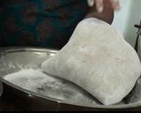 A picture of step 9 of Jowar Ki Roti (Bhakari).