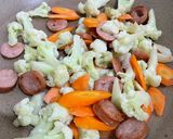 Foto langkah ke 2 dari resep Tumis Sosis Simple.