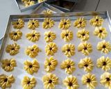 Foto langkah ke 3 dari resep Kue semprit.