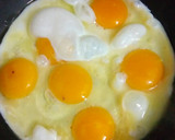 Foto del paso 2 de la receta: Huevos revueltos con tomate para niños 🌈🎈