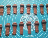 Foto langkah ke 5 dari resep Kue Kering Coklat Stik.