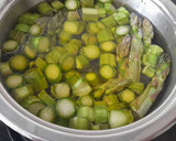 Foto del paso 2 de la receta: Revuelto de espárragos, setas y langostinos