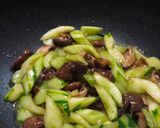 Foto langkah ke 3 dari resep Cah timun Jepang&jamur shitake.