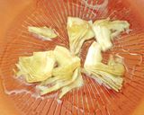 Foto del paso 9 de la receta Salchichas al vino blanco con alcachofas y champiñones