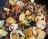 Foto langkah ke 2 dari resep Oseng ati dan kentang.