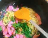รูปขั้นตอนการทำที่ 4 ของ ลิงกัวเน่ผัดไส้กรอกพริกแห้งใบกะเพรา🍝