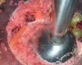 Une image de l'étape 2 de Jus détox : raisin, betterave, carotte, citron, miel et amande.