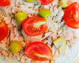 Foto del paso 2 de la receta: Pizza fit - atún con olivas
