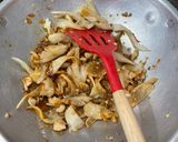 Foto langkah ke 3 dari resep Oseng Jamur Tiram dan Ayam.