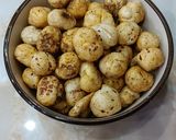 A picture of step 3 of Spicy Makhana.