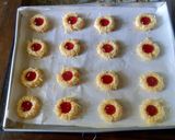 Foto langkah ke 5 dari resep Thumbprint Cookies Strawberry.