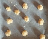 Foto del passaggio 2 della ricetta Biscotti al cocco da fare anche con i bambini