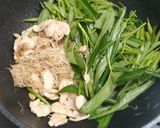 รูปขั้นตอนการทำที่ 2 ของ เส้นหมี่ผัดผักบุ้งใส่ไก่