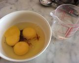 Une image de l'étape 1 de Tamago-yaki (omelette à la japonaise).
