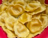 Une image de l'étape 1 de Raviolis frais au chèvre et miel 🍯 avec sa sauce ails et fines herbes.