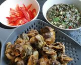 รูปขั้นตอนการทำที่ 1 ของ หอยแครงผัดโหระพา