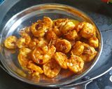 A picture of step 3 of Garlic soya prawns.