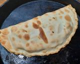 Foto del paso 5 de la receta: Calzon de tomate y quesos (con tapa de pascualina)